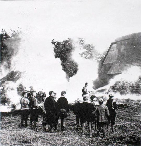 Brand i Tage Bomholts Gård i 1957 Brand i Tage Bomholts Gård i 1957