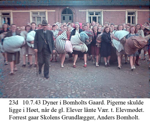 Efterskoleelever overnatter på Bomholdts gård - 1943 Efterskoleelever overnatter på Bomholdts gård - 1943